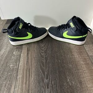 Nike Kids' Navy Blue and Green Sneakers